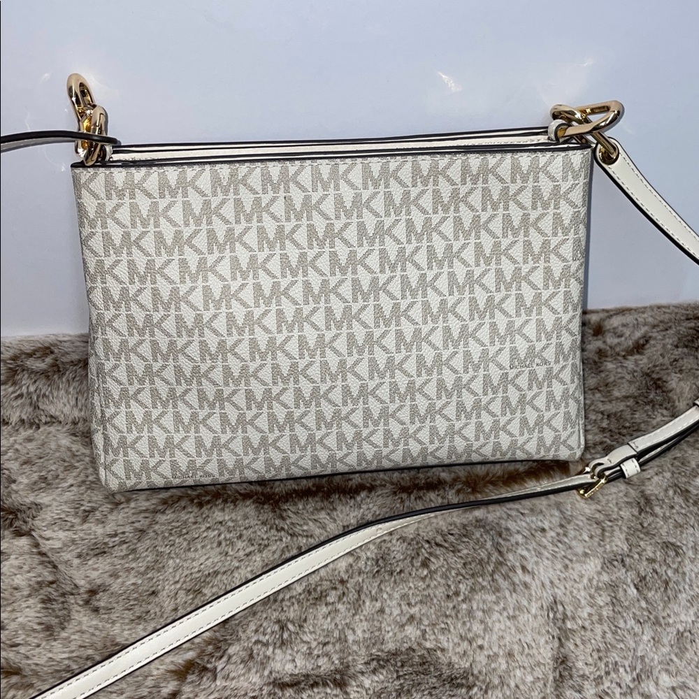 Michael Kors ‘Trisha’ Medium Triple Compartment Crossbody - Picture 3 of 13